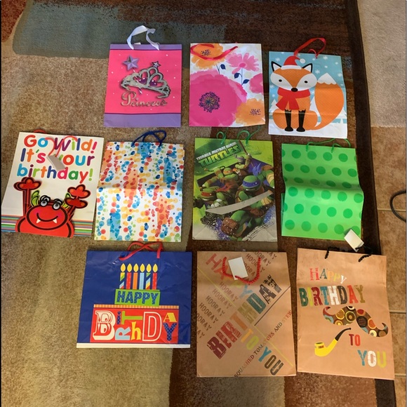 Lots of 32 Birthday Paper Gift Bags & 4 Wrapping Papers - Picture 3 of 4
